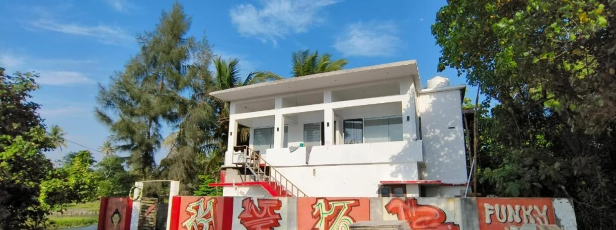 Funky Art Beach House Alappuzha Exterior photo